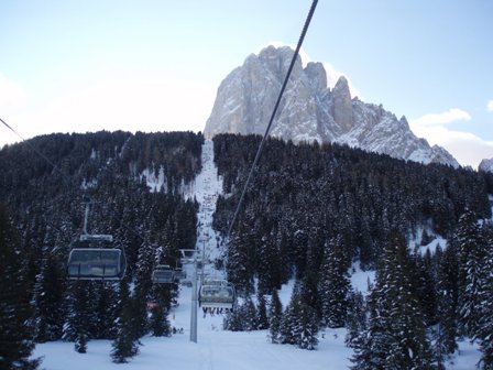 Skijanje Italija Val Gardena pogled na žićaru i stazu